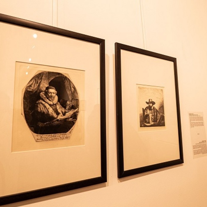 v-ogledaloto-na-rembrand_700x700_crop_478b24840a